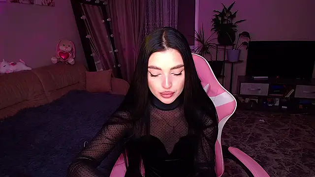 Snapshot of __Malika__ chatting on 10/17/25, 12:52 Malika online show from 10/17/25, 12:52