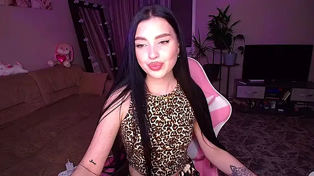 Snapshot of __Malika__ chatting on 10/30/25, 02:51 Malika online show from 10/30/25, 02:51