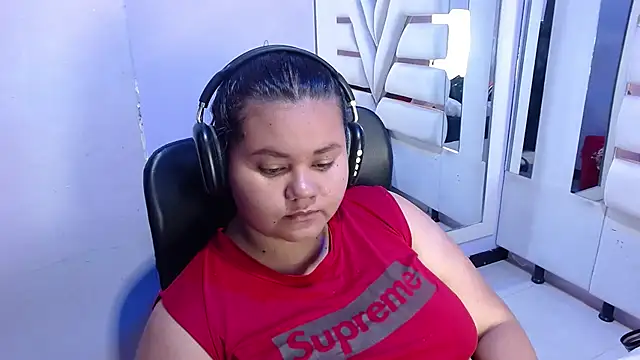 Snapshot of ValenTitis chatting on 10/21/25, 08:42 ValenTitis online show from 10/21/25, 08:42