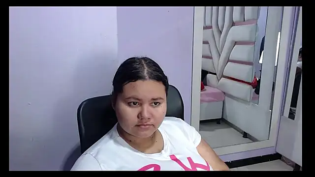 Snapshot of ValenTitis chatting on 11/13/25, 08:19 ValenTitis online show from 11/13/25, 08:19