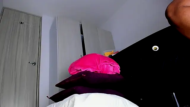 Skarleth69 online show from 10/31/25, 02:45