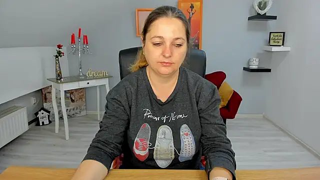 LollaGirl online show from 03/17/25, 04:19