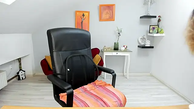 LollaGirl online show from 09/19/25, 03:19