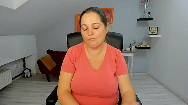 LollaGirl online show from 11/03/25, 04:25