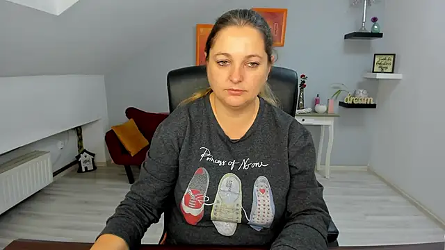 LollaGirl online show from 11/06/25, 04:24