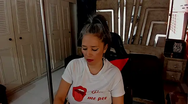 cute sassy online show from 01/12/25, 05:11