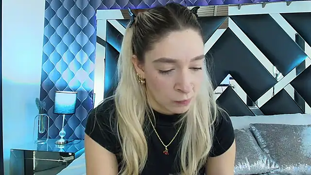 victoriaa lee  online show from 01/12/25, 06:59