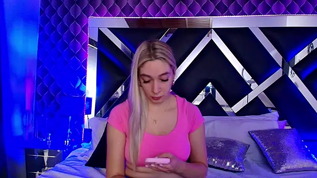 victoriaa lee  online show from 10/18/25, 07:58