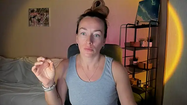 Snapshot of RebeccaMartinez chatting on 10/06/25, 10:45 RebeccaMartinez online show from 10/06/25, 10:45