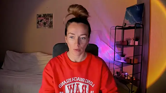 Snapshot of RebeccaMartinez chatting on 10/12/25, 08:57 RebeccaMartinez online show from 10/12/25, 08:57