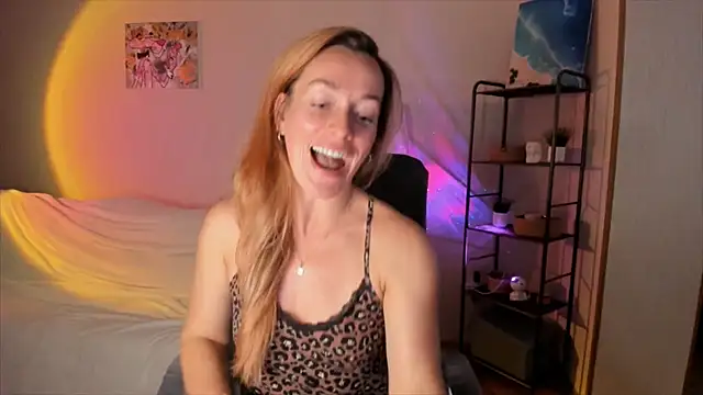 Snapshot of RebeccaMartinez chatting on 10/14/25, 11:44 RebeccaMartinez online show from 10/14/25, 11:44