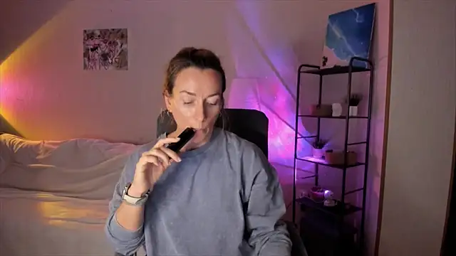 Snapshot of RebeccaMartinez chatting on 10/22/25, 12:27 RebeccaMartinez online show from 10/22/25, 12:27