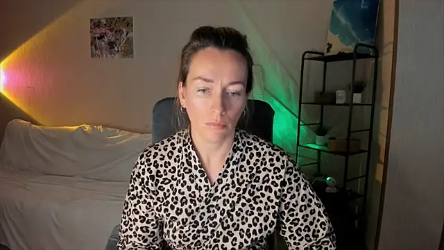 Snapshot of RebeccaMartinez chatting on 10/24/25, 09:28 RebeccaMartinez online show from 10/24/25, 09:28