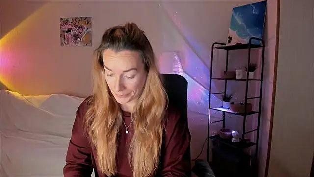 Snapshot of RebeccaMartinez chatting on 10/28/25, 11:47 RebeccaMartinez online show from 10/28/25, 11:47