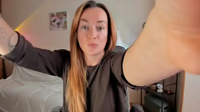 Snapshot of RebeccaMartinez chatting on 10/31/25, 08:04 RebeccaMartinez online show from 10/31/25, 08:04