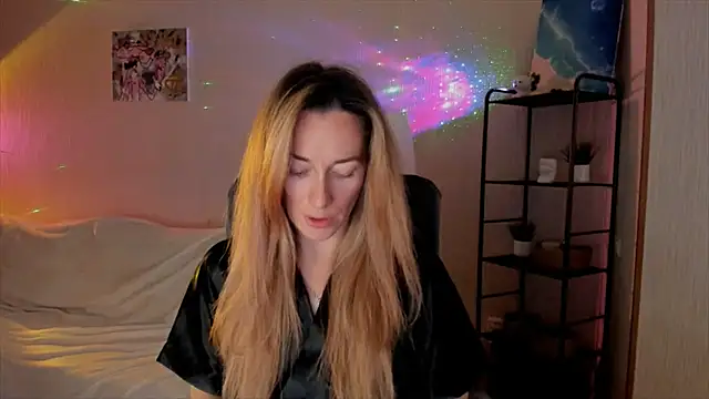 Snapshot of RebeccaMartinez chatting on 11/17/25, 10:32 RebeccaMartinez online show from 11/17/25, 10:32