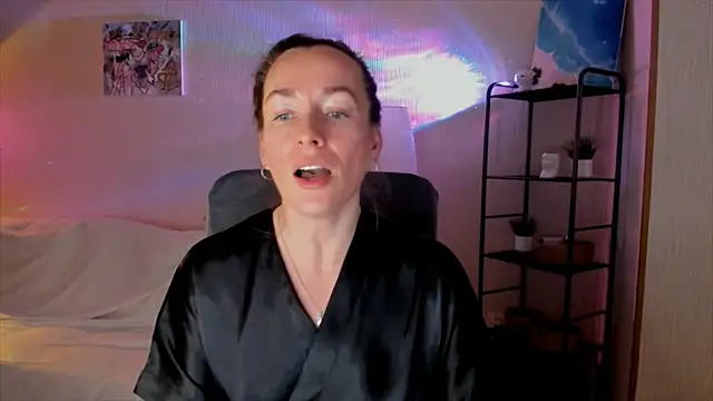 Snapshot of RebeccaMartinez chatting on 11/19/25, 08:47 RebeccaMartinez online show from 11/19/25, 08:47