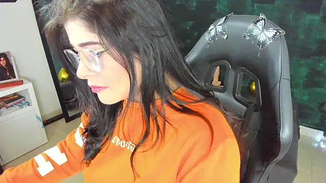 Snapshot of BellaFlaming chatting on 12/20/24, 11:00 BellaFlaming online show from 12/20/24, 11:00