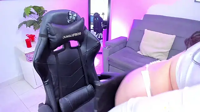 Snapshot of BellaFlaming chatting on 02/08/25, 03:42 BellaFlaming online show from 02/08/25, 03:42