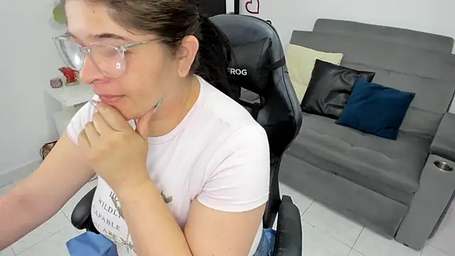 Snapshot of BellaFlaming chatting on 02/17/25, 11:44 BellaFlaming online show from 02/17/25, 11:44