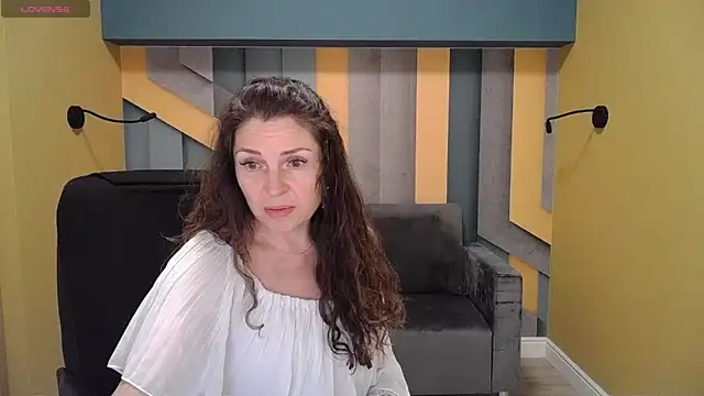 Snapshot of EllaLong chatting on 12/10/24, 12:49 EllaLong online show from 12/10/24, 12:49