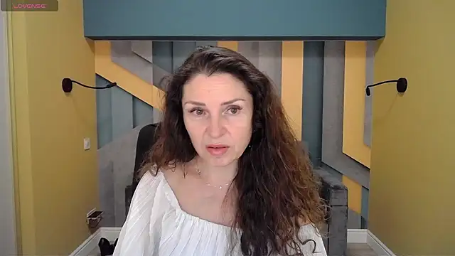 Snapshot of EllaLong chatting on 12/17/24, 12:33 EllaLong online show from 12/17/24, 12:33