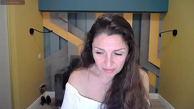 Snapshot of EllaLong chatting on 12/28/24, 03:37 EllaLong online show from 12/28/24, 03:37