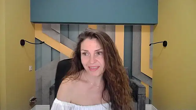 Snapshot of EllaLong chatting on 01/07/25, 12:31 EllaLong online show from 01/07/25, 12:31