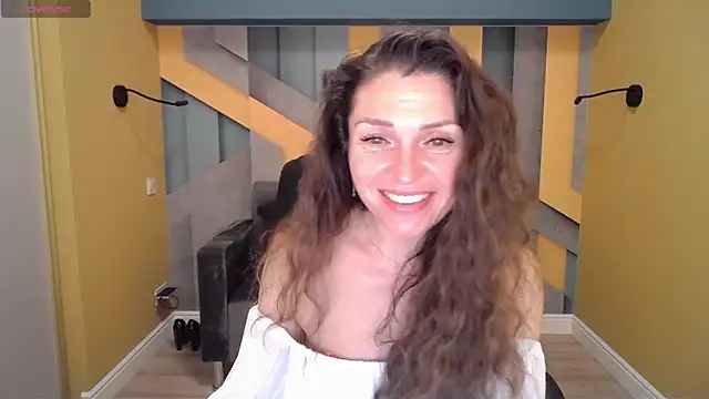 Snapshot of EllaLong chatting on 01/24/25, 03:45 EllaLong online show from 01/24/25, 03:45