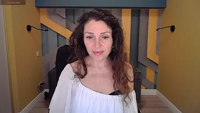 Snapshot of EllaLong chatting on 01/25/25, 12:37 EllaLong online show from 01/25/25, 12:37