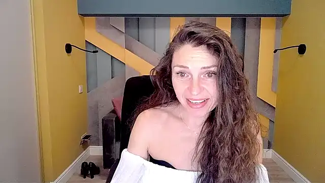 Snapshot of EllaLong chatting on 02/15/25, 12:33 EllaLong online show from 02/15/25, 12:33