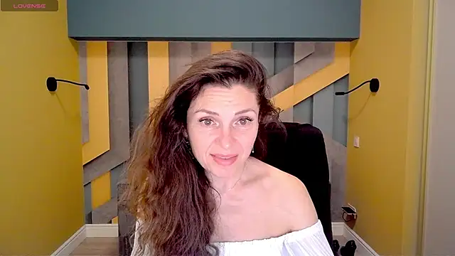 Snapshot of EllaLong chatting on 02/19/25, 12:33 EllaLong online show from 02/19/25, 12:33