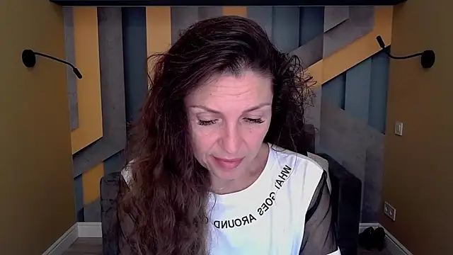 Snapshot of EllaLong chatting on 09/10/25, 11:32 EllaLong online show from 09/10/25, 11:32