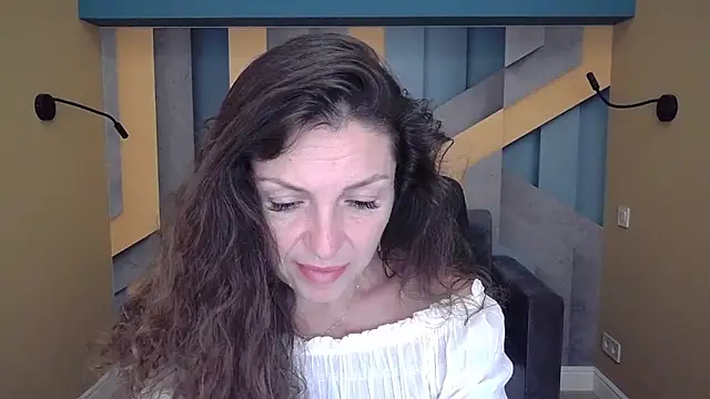 Snapshot of EllaLong chatting on 09/12/25, 11:32 EllaLong online show from 09/12/25, 11:32