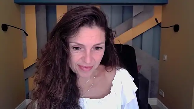 Snapshot of EllaLong chatting on 09/15/25, 11:32 EllaLong online show from 09/15/25, 11:32