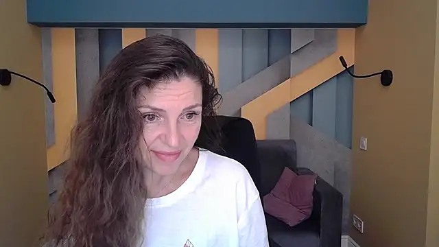 Snapshot of EllaLong chatting on 10/05/25, 11:30 EllaLong online show from 10/05/25, 11:30