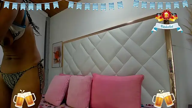 Snapshot of EmiliBonnie chatting on 09/25/25, 12:03 EmiliBonnie online show from 09/25/25, 12:03