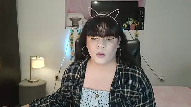 Snapshot of Violetacam_05 chatting on 01/24/25, 03:00 Violetacam 05 online show from 01/24/25, 03:00