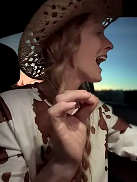 Snapshot of GoldenFlameGoddess chatting on 11/03/25, 01:29 GoldenFlameGoddess online show from 11/03/25, 01:29