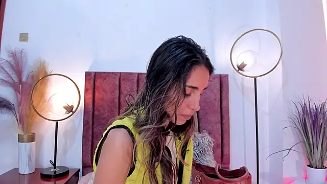 Nina Cavaali online show from 01/11/25, 06:33