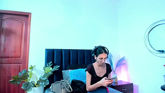 Nina Cavaali online show from 10/10/25, 06:18