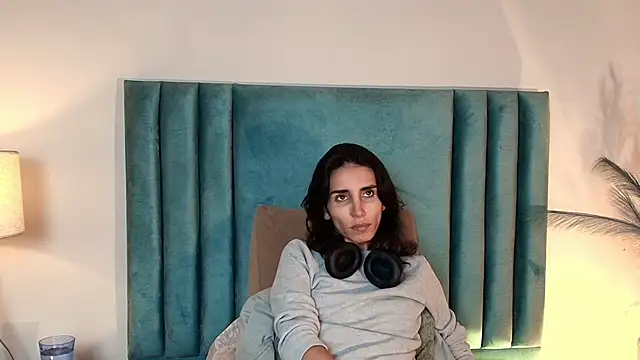 Nina Cavaali online show from 10/12/25, 04:28