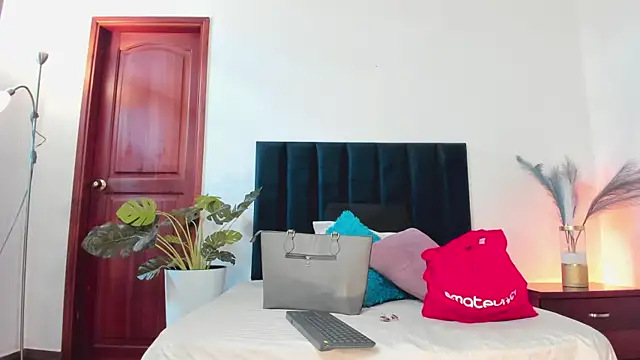 Nina Cavaali online show from 10/15/25, 06:19