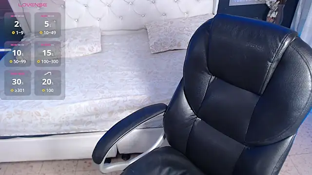 Snapshot of LiaVillalobos chatting on 09/27/25, 12:32 LiaVillalobos online show from 09/27/25, 12:32