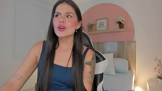 Snapshot of dominique25_ chatting on 10/22/25, 03:18 dominique25 online show from 10/22/25, 03:18