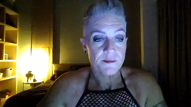 Snapshot of Devon2020 chatting on 11/04/25, 01:32 Devon2020 online show from 11/04/25, 01:32