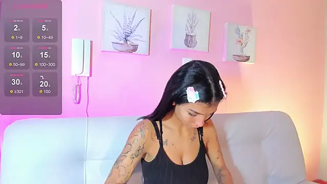 LauraAristizabal online show from 11/11/25, 01:00