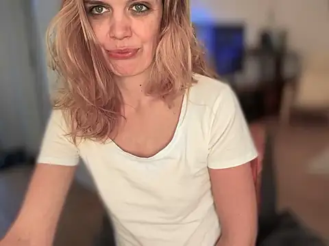 Snapshot of Suesse_Schnitte chatting on 02/20/25, 07:45 Suesse Schnitte online show from 02/20/25, 07:45