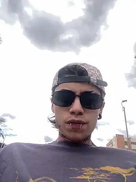 Snapshot of AcidMilo chatting on 11/27/25, 04:20 AcidMilo online show from 11/27/25, 04:20