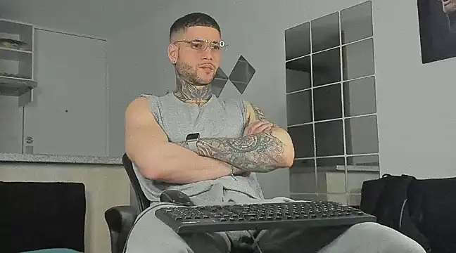 Snapshot of _jamesleandros1 chatting on 12/28/24, 02:01 jamesleandros1 online show from 12/28/24, 02:01